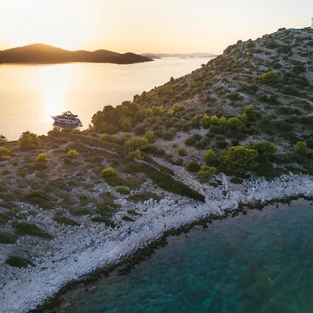 Ferienhaus House Sofia - & Tavern Bain, Free Transport, Pool, Island Of Zut - Kornati *